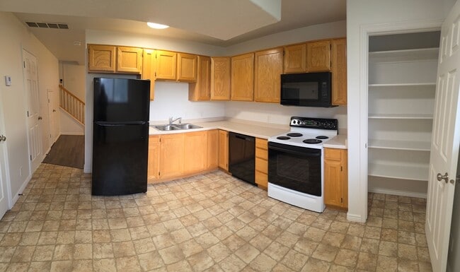 Building Photo - LEASE TAKEOVER - 3 Bed, 1.5 bath townhome available in the Vallinda Community