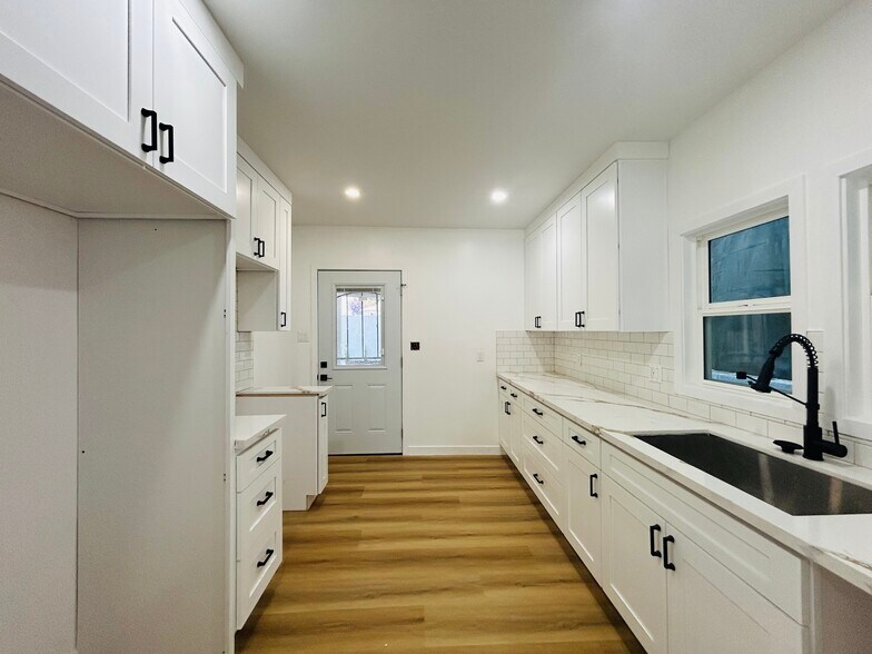 Building Photo - 14726 Friar St