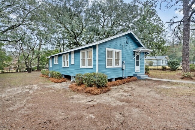 Building Photo - 1700 Northview Dr