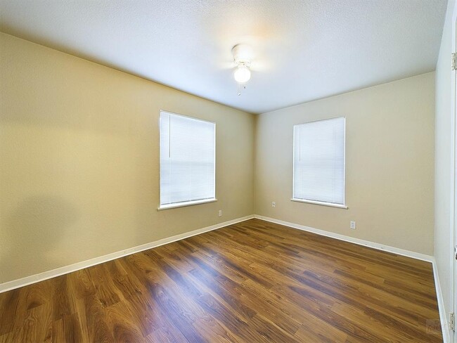 Building Photo - 1411 Kamar Dr