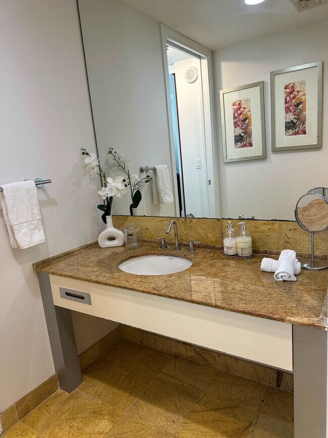 Building Photo - 1395 Brickell Bay Dr