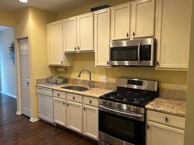Building Photo - 394 Bay Dr