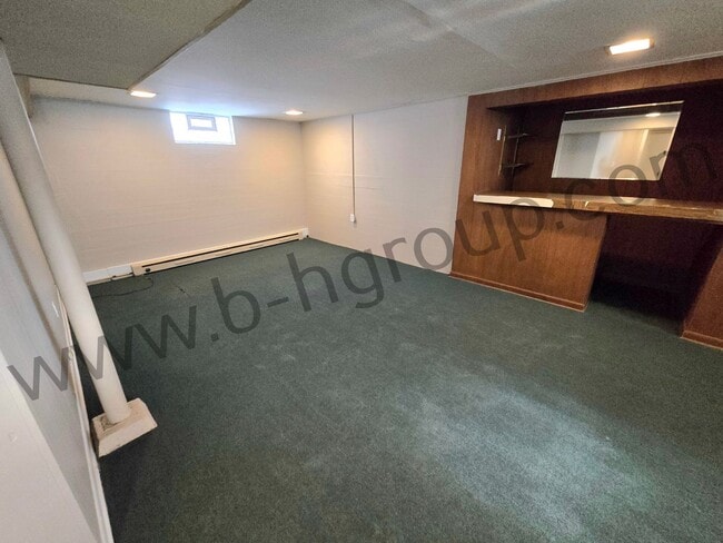 Building Photo - Great Location!