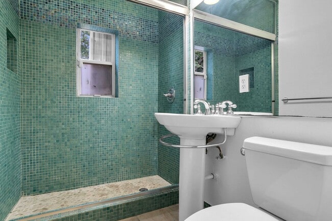 Building Photo - Beautiful home in quiet neighborhood