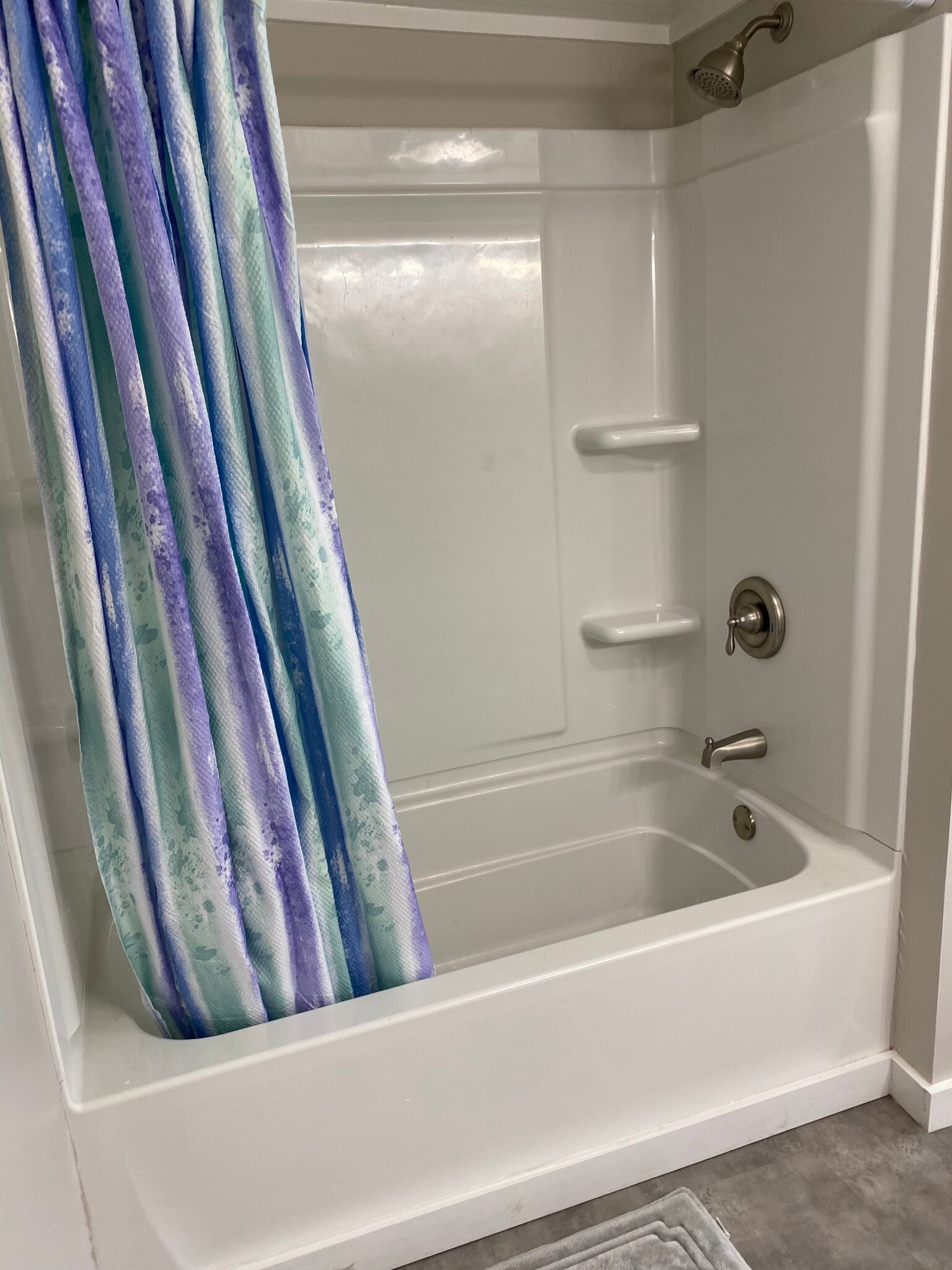 Bath tub/shower combo - 445 Hampton St