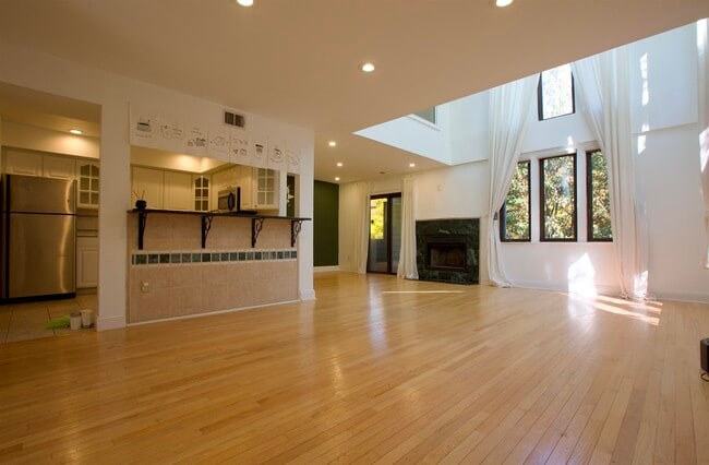 Building Photo - 702 Mainsail Ln