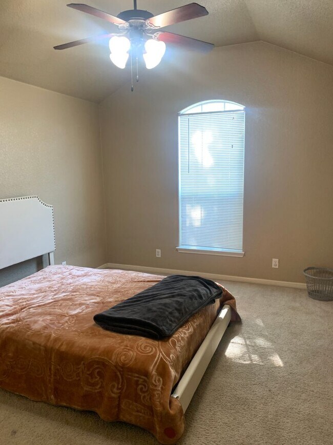 Building Photo - Fantastic Four Bedroom