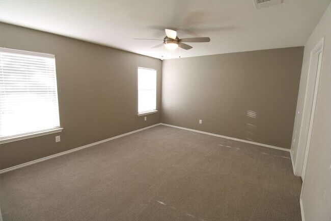 Building Photo - 102 Schuylerville Dr