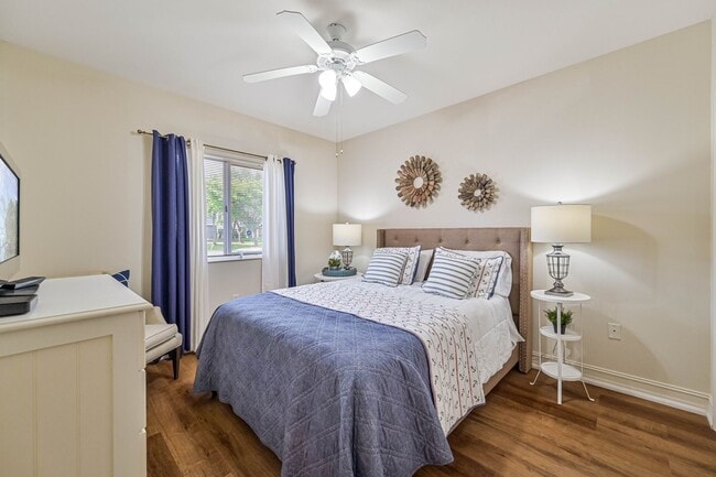 Building Photo - ** Immaculate Blue Heron Sanctuary Condo ~ Available ASAP **