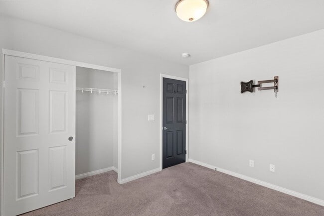 Building Photo - Beautiful 4 Bed 2.5 Bath Home Jones and Wa...