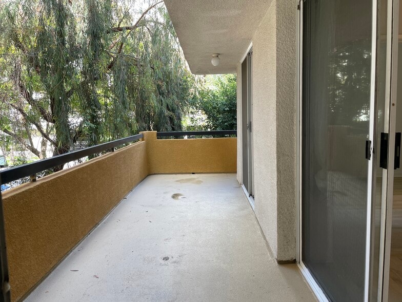 Building Photo - 525 S Berendo St