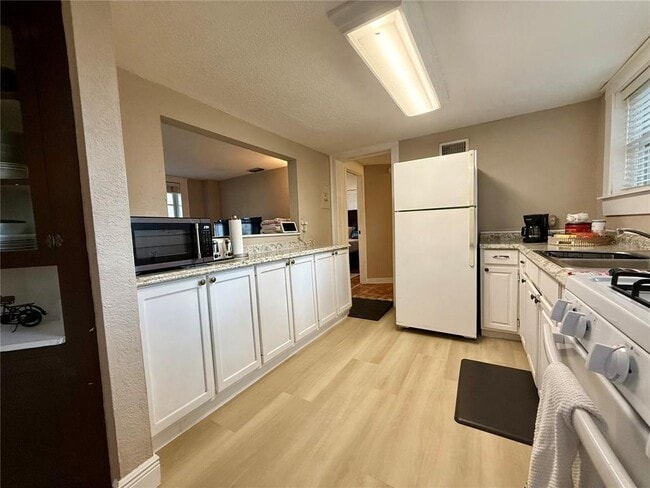 Building Photo - 18 N Brown Ave