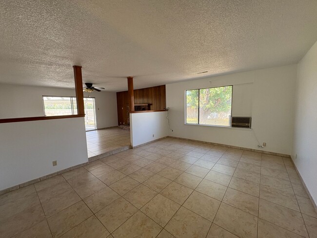 Building Photo - Home with Mountain Views