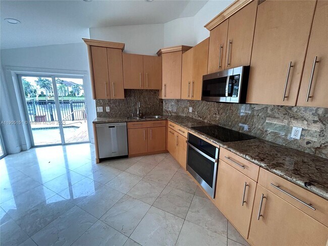 Building Photo - 484 Commodore Cir