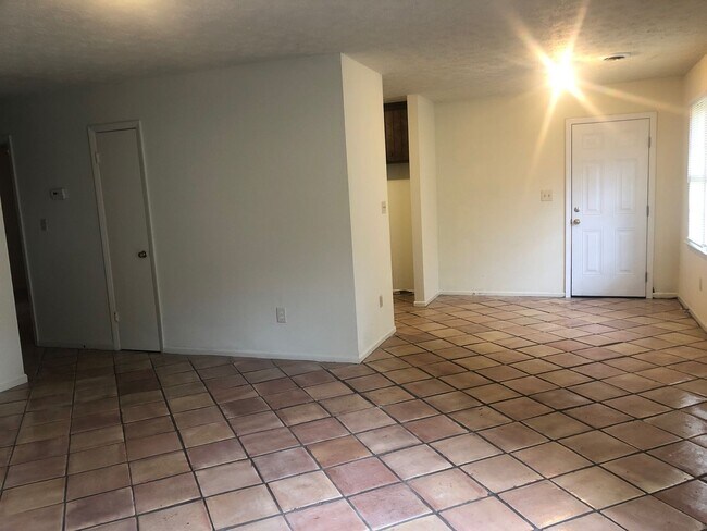 Building Photo - 2 Bedroom Duplex in Boulevard with a Yard