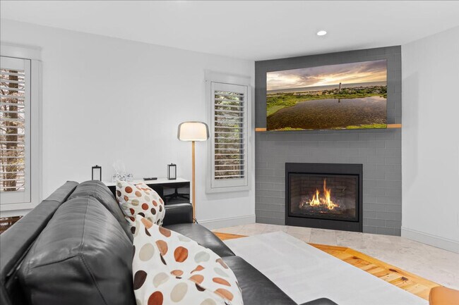 Building Photo - 710 Lighthouse Ave