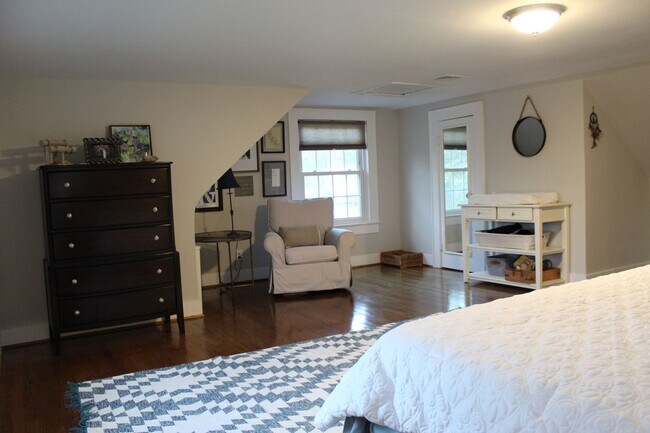 Building Photo - LARCHMONT