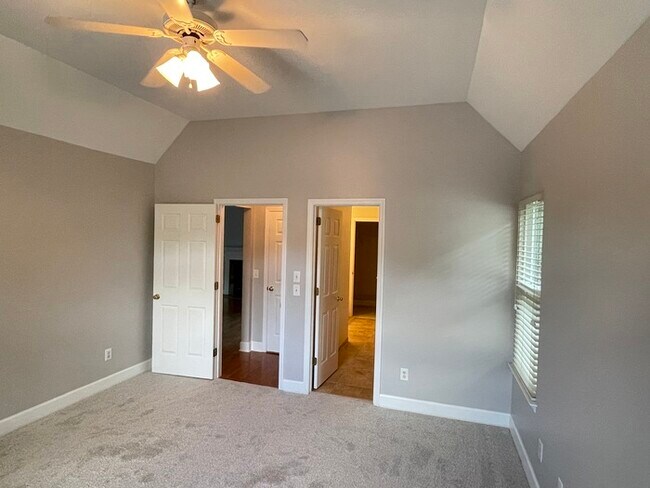 Building Photo - Hickory Hills home with fenced yard and deck!