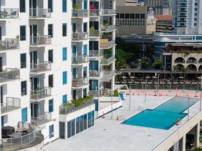 Building Photo - 10 SW South River Dr