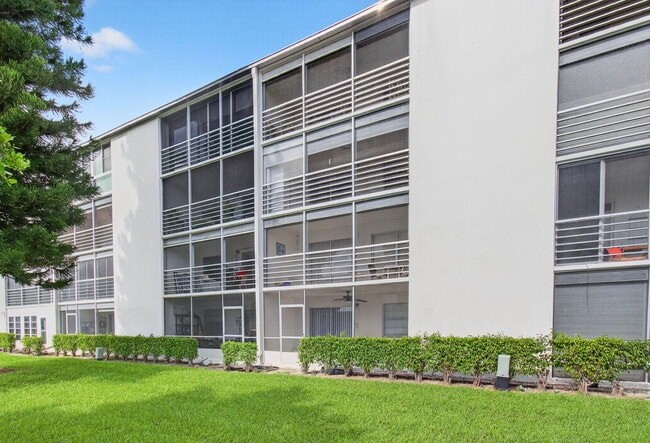Building Photo - 2024 Hythe B