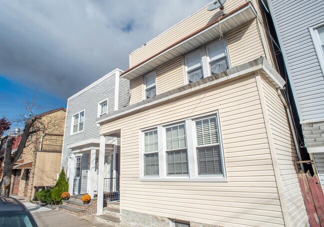 Building Photo - 428 69th St