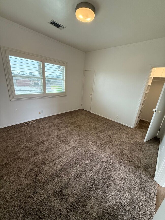 Building Photo - Lovely Country Charm with Swimming Pool