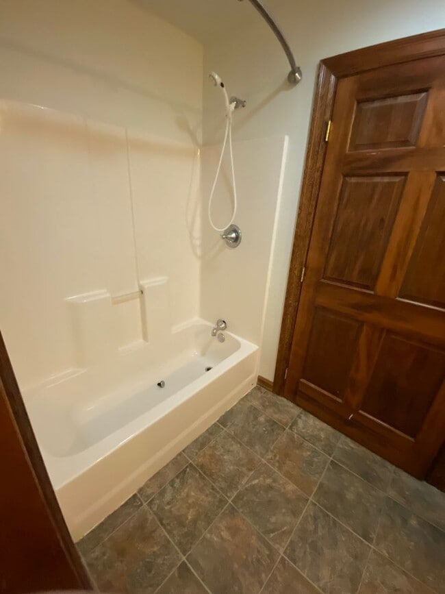Building Photo - Spacious 2500 sq ft Apartment with Breathtaking Views!!