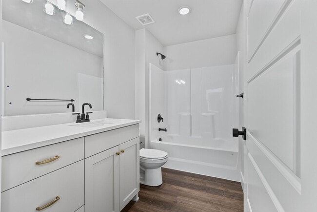 Building Photo - Awesome end unit 3 Bed 2.5 Bath townhome i...