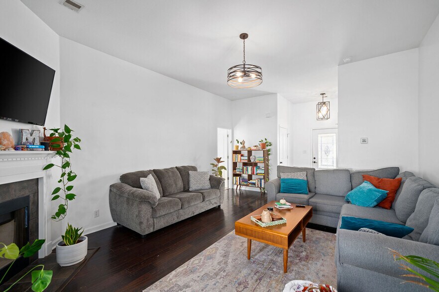 Building Photo - 525 Parkvue Village Way