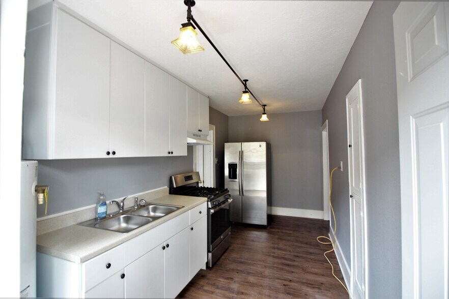 Building Photo - 4405 Woodside St