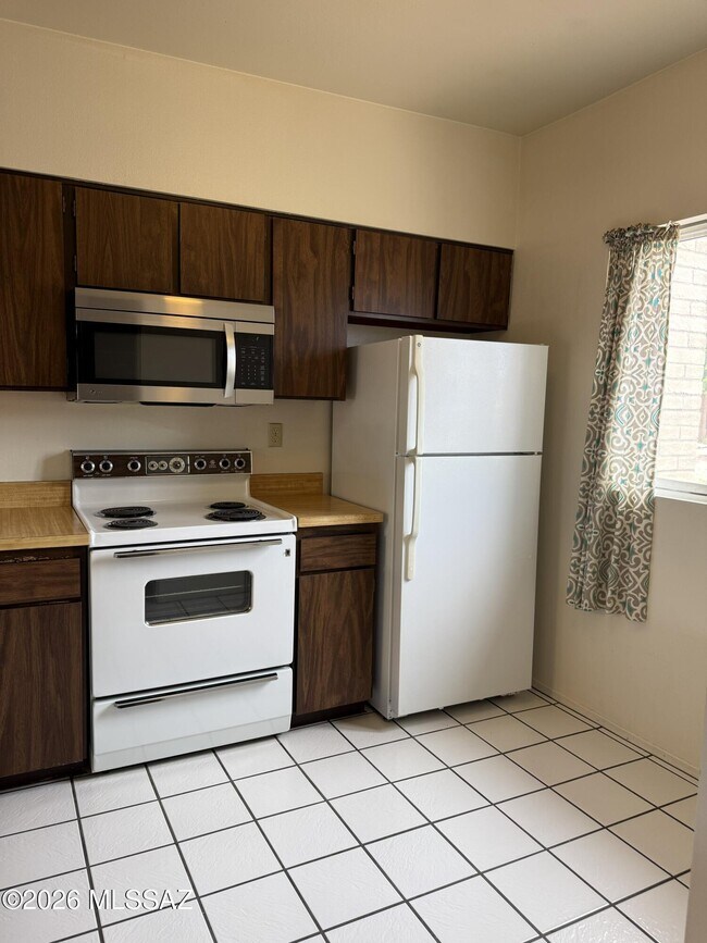 Building Photo - 964 S Pantano Rd