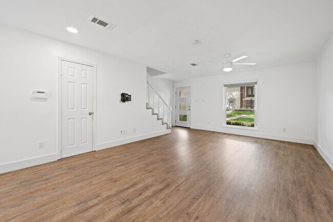 Building Photo - 10240 Longmont Dr