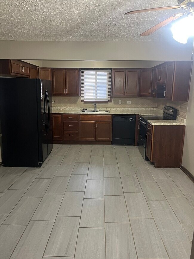 Building Photo - 14747 Kenton Ave