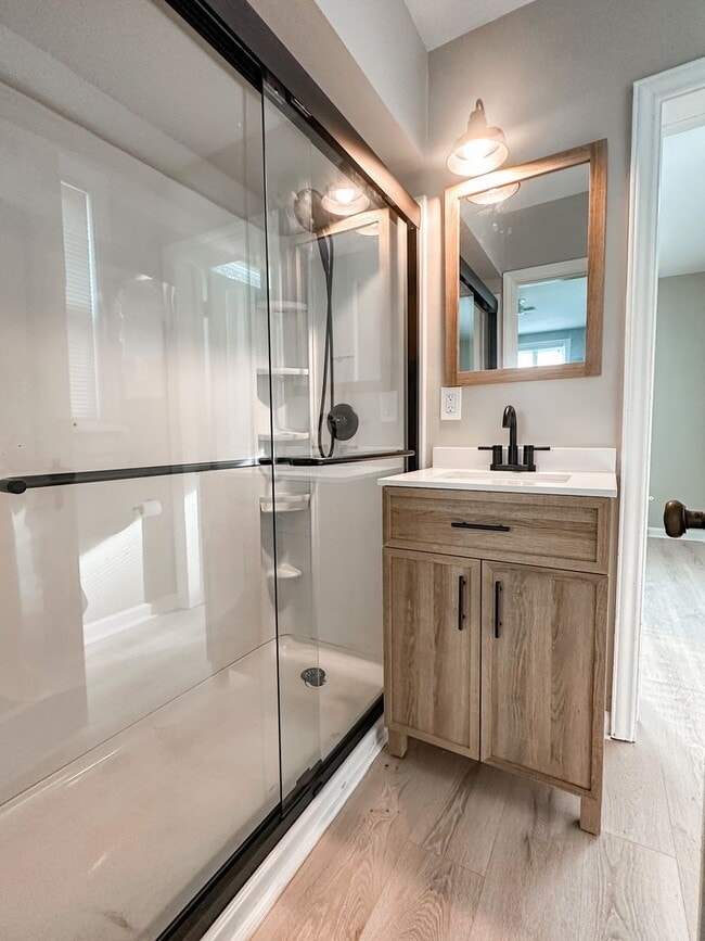 Building Photo - Remodeled 2 bed / 1 bath home