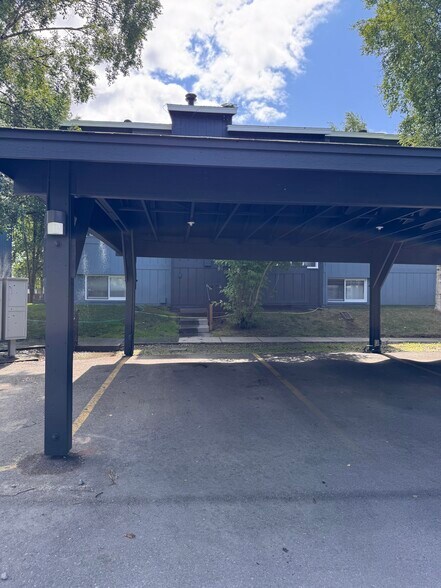 Building Photo - 1660 Eastridge Dr