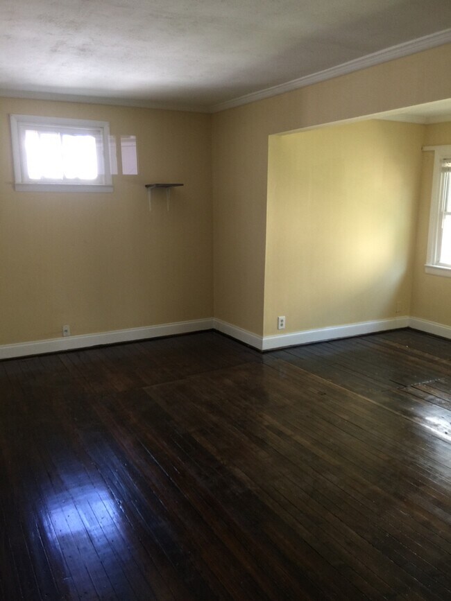 Building Photo - 42 Henrietta- updated 2 bedroom 1 bath - c...
