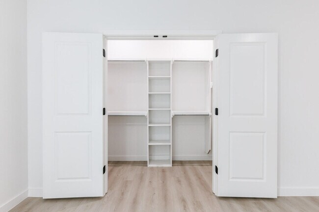 Building Photo - 1704 Elkhart Ave