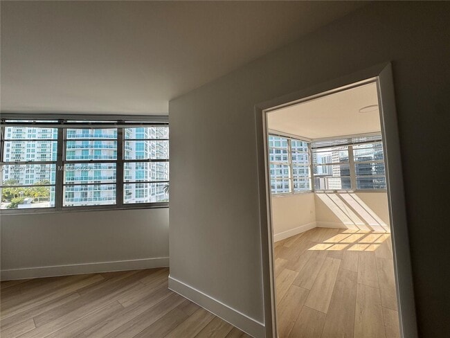 Building Photo - 825 Brickell Bay Dr