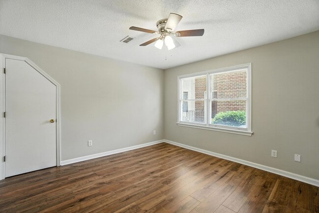 Building Photo - Updated Brick Condo in the Heart of Downto...