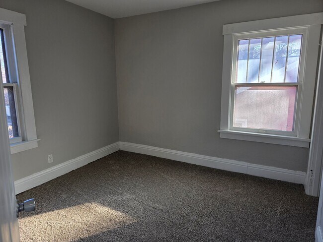 Building Photo - Large 3 Bedroom newly updated house for rent!