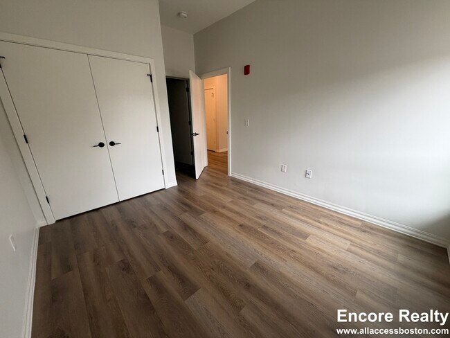 Building Photo - 5 Washington St