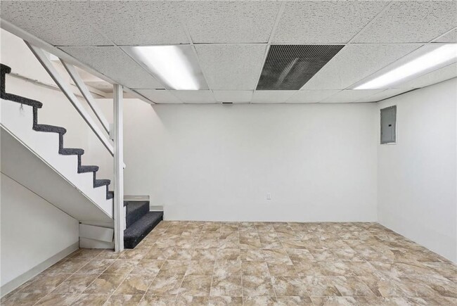 Building Photo - 10 Henry St