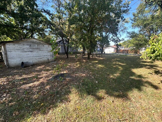 Building Photo - 402 Hart Ave