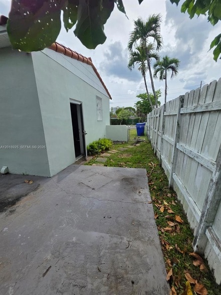 Building Photo - 1611 Coral Gate Dr