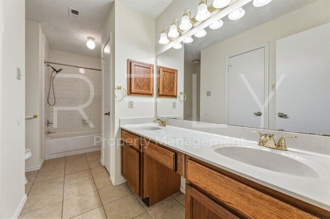 Building Photo - 604 David Curry Dr