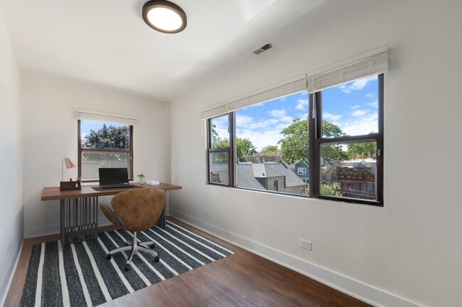 Building Photo - Renovated 3 bedroom in the heart of Logan Square - May 1st