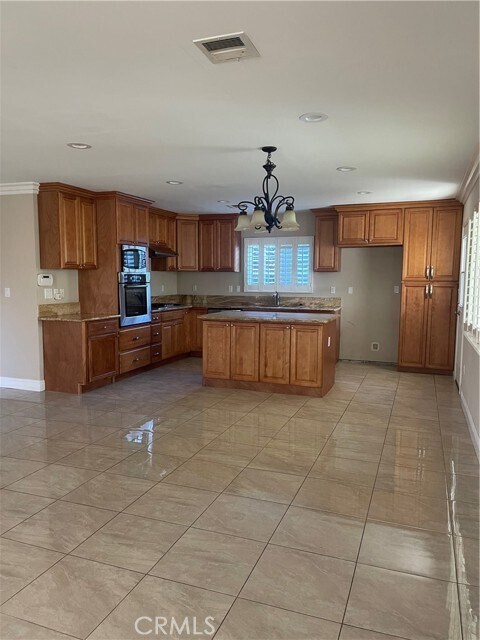 Building Photo - 10140 W Live Oak Ave