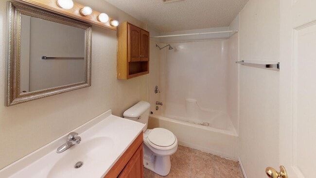 Building Photo - 3 Bedroom Duplex w/Garage & In Unit Laundry