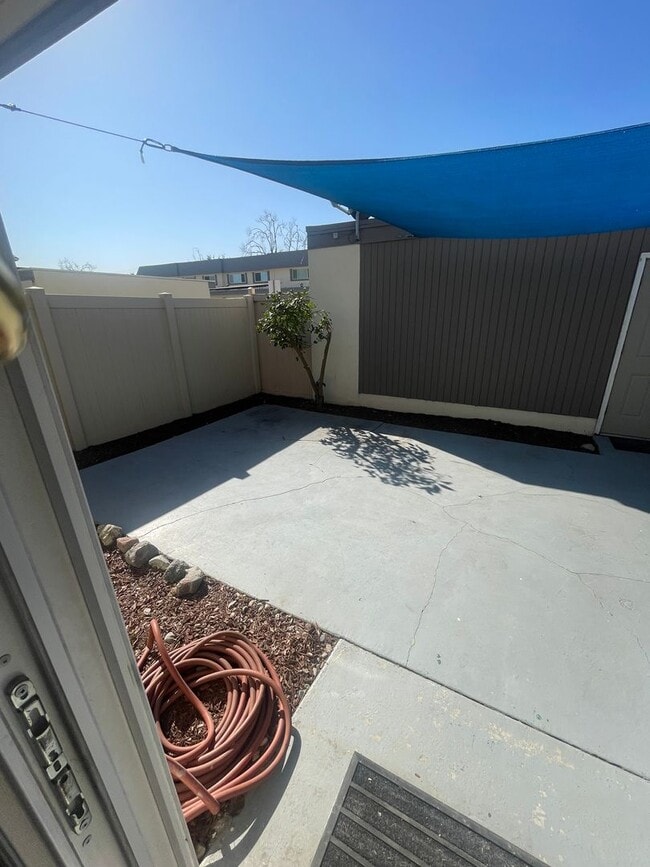 Building Photo - 3 Bed, 2 Bath Tanglewood For Rent- Single Story w/ Garage and AC!