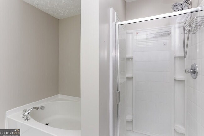 Building Photo - 2210 Valley Creek Dr